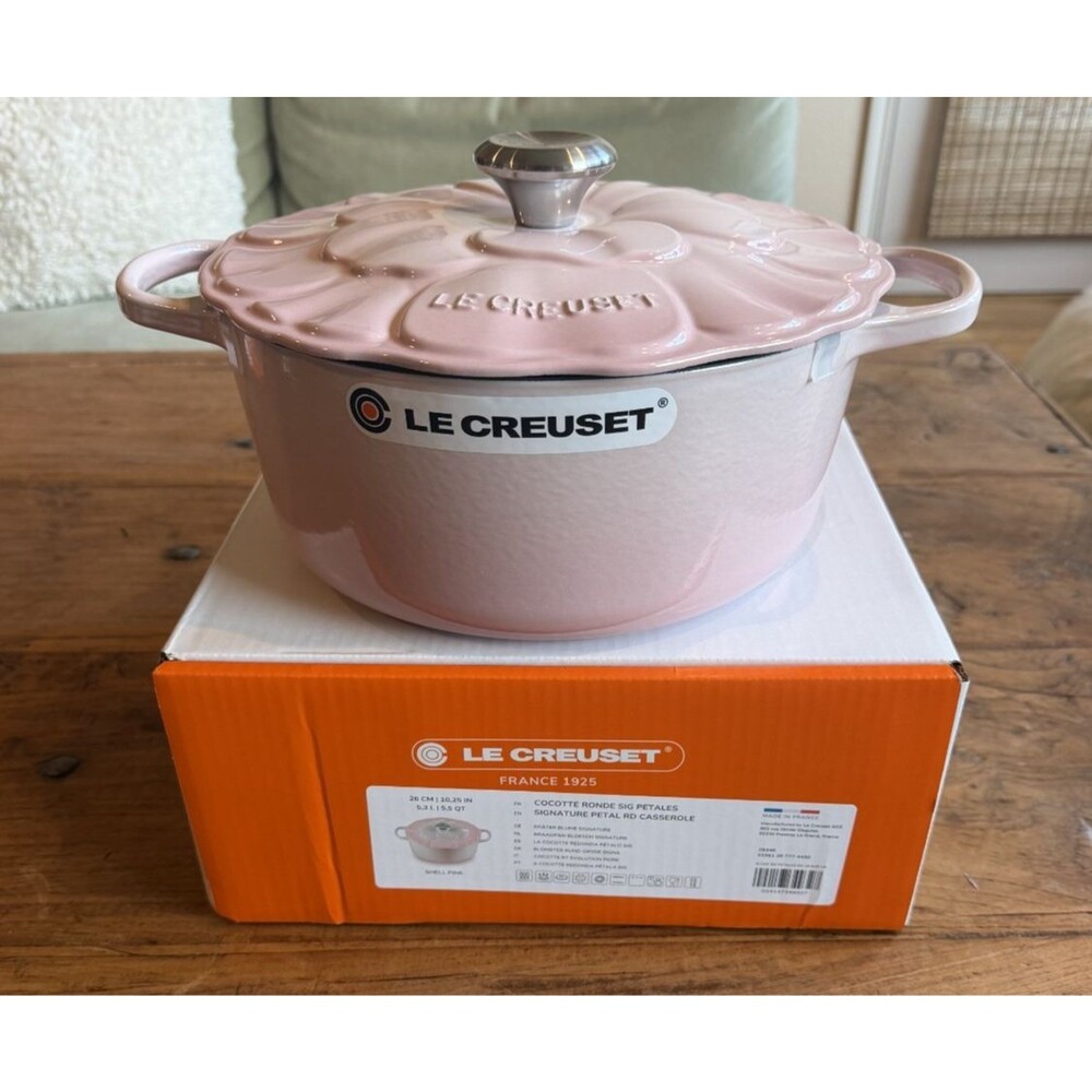 Le Creuset Enameled Cast Iron Petal Round Casserole 26 cm 5.5 qt Shell Pink NEW - Picture 3 of 12
